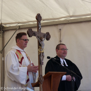 Die beiden Dekane Andreas Krefft (l.) und Uwe Rasp (r.) führten durch den Gottesdienst. 